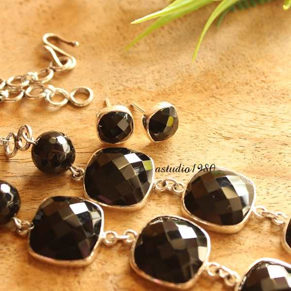 Vintage Inspired Jewelry | The Majestic Faceted Onyx Necklace